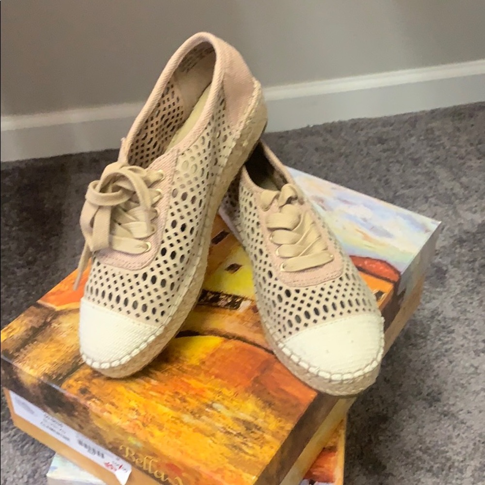 Great transitional sneaker!
